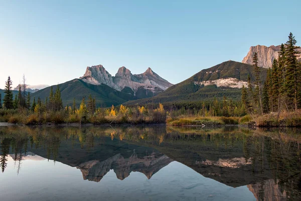 Tres Hermanas Montañas Montañas Rocosas Reflexión Arco Río Por Mañana — Foto de Stock