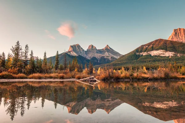 Three Sisters Mountains Rocky Mountains Reflection Bow River Morning Canmore — Stock Photo, Image