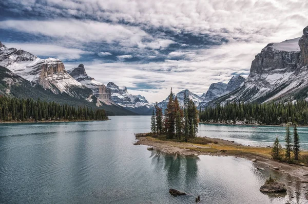 Scenario Spirit Island Con Montagne Rocciose Canadesi Nel Lago Maligne — Foto Stock