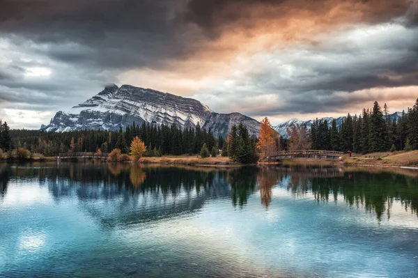 Kaskadenteiche Mit Rundle Und Holzbrücke Herbstwald Banff Nationalpark Kanada Dranatischer — Stockfoto