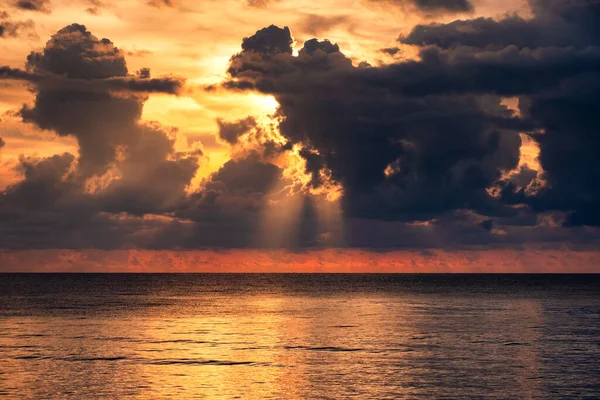 Belle Mer Tropicale Avec Lumière Soleil Travers Les Nuages Dramatiques — Photo