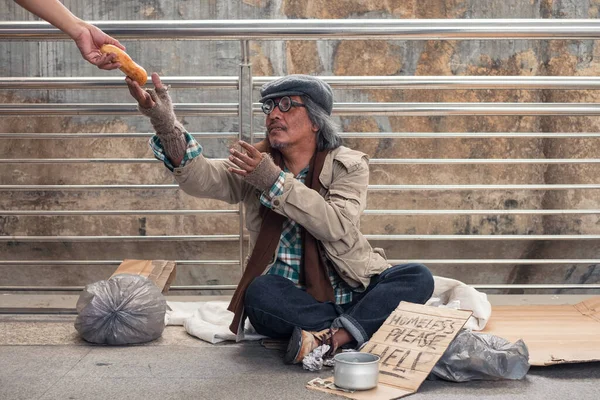 Viejo Mendigo Sin Hogar Llegar Obtener Pan Donante Mano Corredor — Foto de Stock