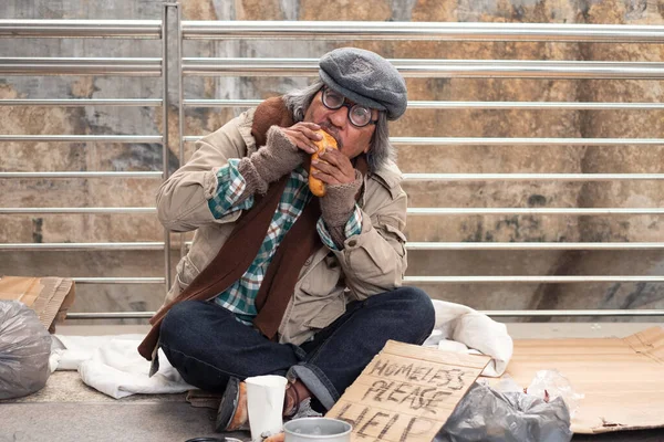 Viejo Sucio Mendigo Sin Hogar Comiendo Pan Puente — Foto de Stock