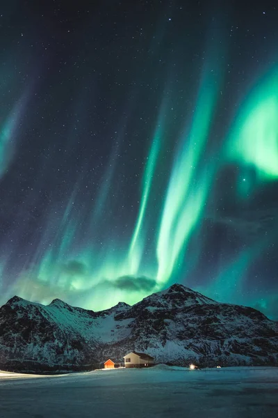 Fantastická Zelená Aurora Borealis Severní Světla Hvězdami Zářícími Zasněžené Hoře — Stock fotografie