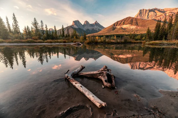 Scenery Three Sisters Mountains Reflection Bow River Autumn Forest Canmore — Stock Photo, Image