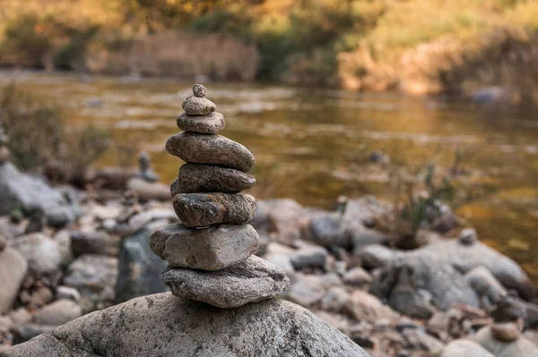 Nehir Kenarındaki Istiflenmiş Taşlar Dengesi — Stok fotoğraf