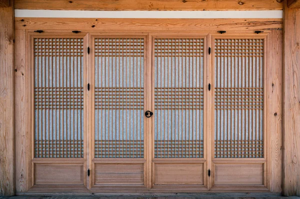 Traditionelle Geschlossene Holztür Mit Papierdekoration Orientalischen Stil — Stockfoto