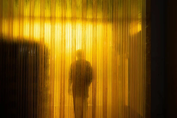 Entrada Cortina Plástico Industrial Amarelo Com Sombra Trabalhador Caixa Papelão — Fotografia de Stock