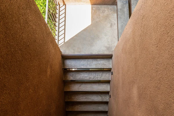 Πάνω Άποψη Του Τσιμεντοκονία Σκάλες Φως Του Ήλιου Καφέ Τοίχο — Φωτογραφία Αρχείου