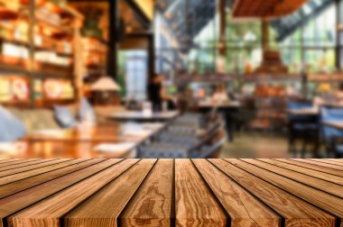 Bulanık sahnedeki ahşap masa. Kahve dükkanı tarzı arka plan.