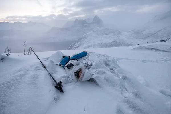 冬には雪の丘の上で低体温症になる男の登山家 — ストック写真