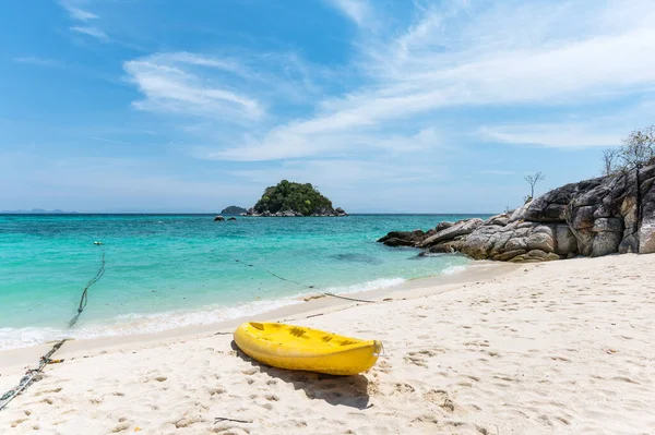 Hermoso Mar Tropical Con Canoa Amarilla Playa Isla Lipe Tailandia — Foto de Stock