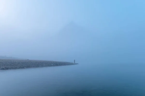 Viaggiatore Uomo Piedi Solo Nella Nebbia Blu Con Montagne Rocciose — Foto Stock