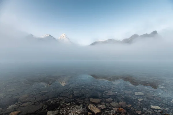 Гора Ассінібойн Блакитному Туманному Відображенні Озері Магог Вранці Провінційному Парку — стокове фото