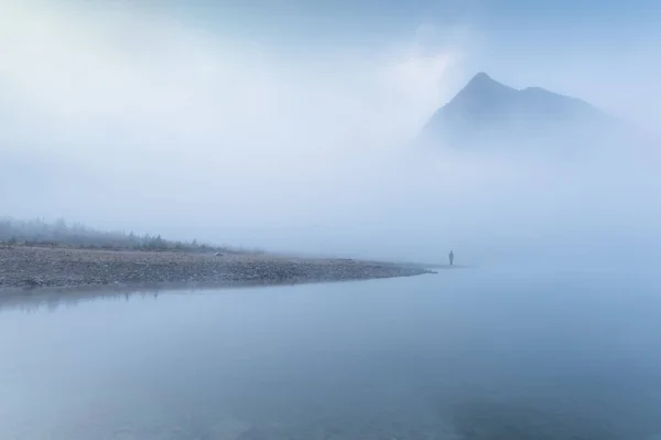 Homem Viajante Sozinho Nevoeiro Azul Com Montanhas Rochosas Junto Lago — Fotografia de Stock