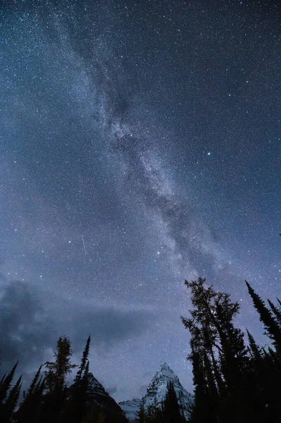 Lattea Galassia Con Stellato Sul Monte Assiniboine Nel Cielo Notturno — Foto Stock