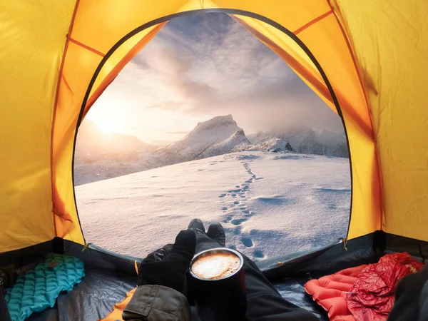 Resenär Man Som Håller Kaffekopp Och Njuter Utsikten Över Soluppgången — Stockfoto