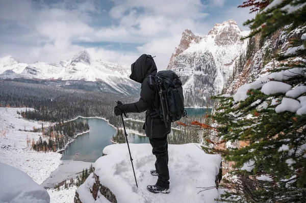Fotógrafo Pie Con Bastones Trekking Pico Nieve Con Vista Montaña —  Fotos de Stock