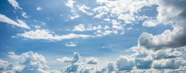 Panorama Białych Chmur Błękitnym Niebie Naturalne Tło — Zdjęcie stockowe