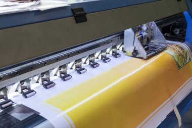 İşyerindeki vinil kağıt üzerinde çalışan büyük biçimlendirme mürekkep jeti yazıcı makinesi