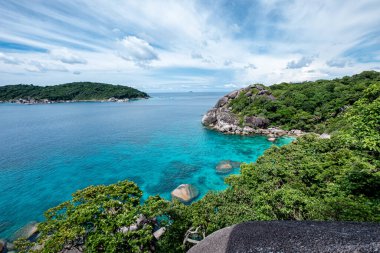 Güneşli bir günde Tayland, Phang Nga 'da tropikal deniz ile güzel Similan adaları