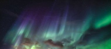 Aurora Borealis 'in Panoraması, Norveç' te Kuzey Kutup Dairesi 'nde gece gökyüzünde yıldızlı Kuzey Işıkları