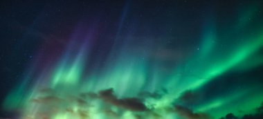 Aurora Borealis 'in Panoraması, Norveç' te Kuzey Kutup Dairesi 'nde gece gökyüzünde yıldızlı Kuzey Işıkları