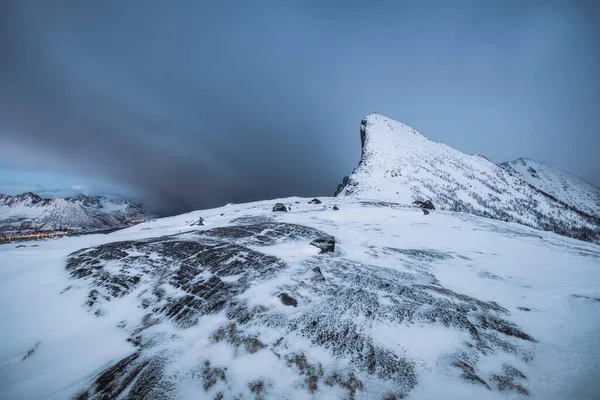 Śnieżny Szczyt Góry Segla Śnieżycy Zimie Wyspie Senja Norwegii Ciemna — Zdjęcie stockowe