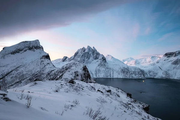 Norveç Senja Adasında Kışın Segla Dağı Ndaki Majestic Karlı Dağ — Stok fotoğraf