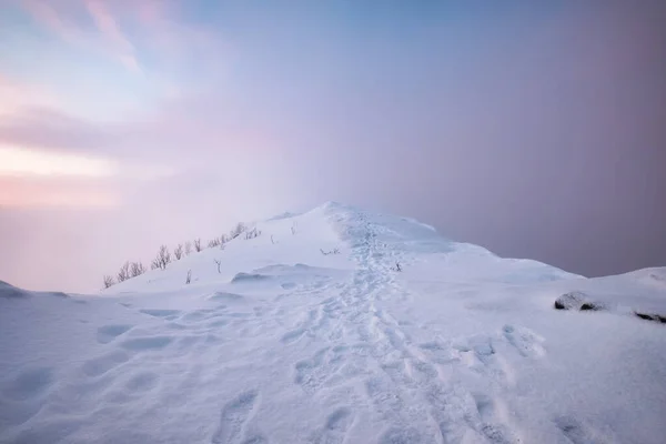 Landschap Van Sneeuw Bedekte Bergtop Met Voetafdruk Kleurrijke Hemel Sneeuwstorm — Stockfoto