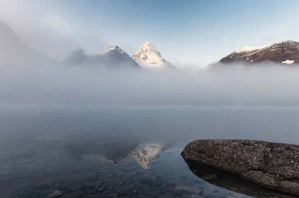 Paisaje Del Monte Assiniboine Niebla Lago Magog Por Mañana Parque —  Fotos de Stock