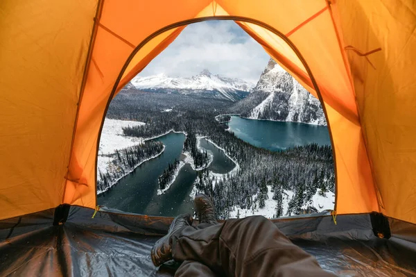 Cestovatel Muž Odpočívá Těší Pohled Zasněžené Hory Jezero Oranžovém Stanu — Stock fotografie