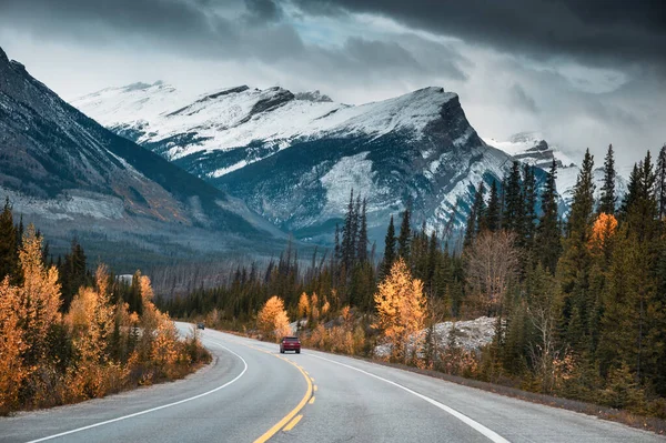 Οδήγηση Αυτοκίνητο Οδικό Ταξίδι Rocky Βουνά Φθινόπωρο Στο Δάσος Banff — Φωτογραφία Αρχείου