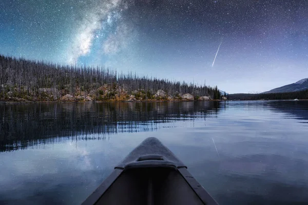 Canot Avec Voie Lactée Reflet Étoiles Filantes Sur Lac Maligne — Photo