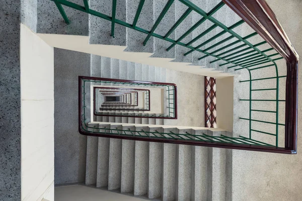 Κάτοψη Της Αρχιτεκτονικής Ρετρό Ορθογώνιο Σχήμα Σκάλα Στροβιλισμού Στο Ξενοδοχείο — Φωτογραφία Αρχείου