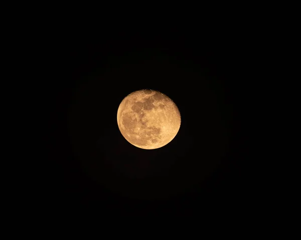 Żółty Księżyc Świecący Twardą Fakturą Nocnym Niebie — Zdjęcie stockowe