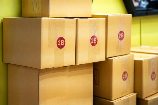 Paket Teslimatçısında Farklı Boyutlarda Kahverengi Karton Kutu Var — Stok fotoğraf