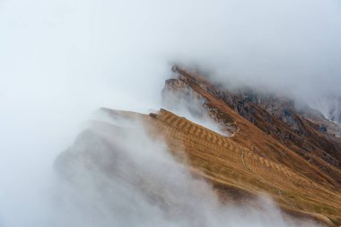 Seceda sırtı sisli sonbahar yamacı engebeli dağlık arazi ve Dolomitler 'de yürüyüş yolu, Val Gardena, İtalya