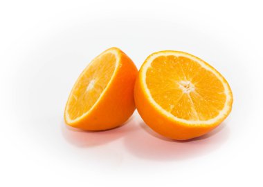 Beyaz arka plan üzerinde izole yaprakları ile turuncu meyve dilimlenmiş