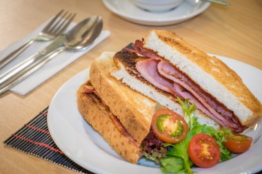 Kahvaltı salamlı sandviç salata ile