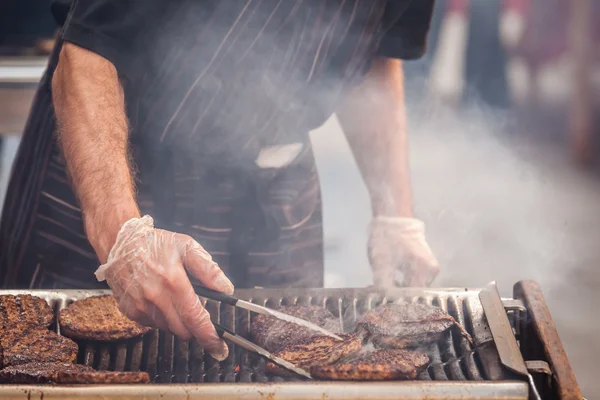 Burger auf dem Grill — Stockfoto