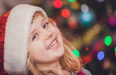 Mutlu ve gülümseyerek Noel kız portre