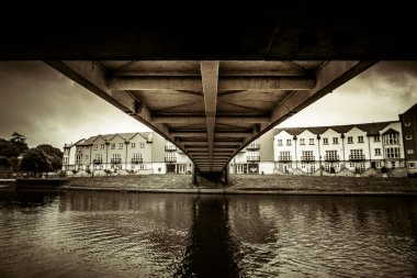 Köprünün altında