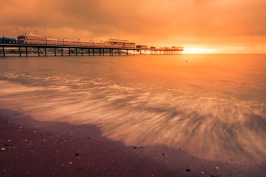 Paignton Pier gün batımında