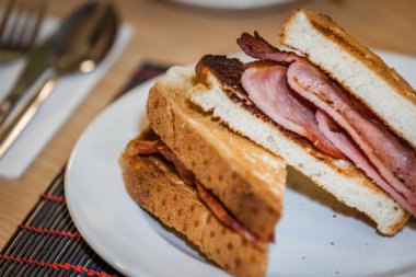 Kahvaltı salamlı sandviç salata ile