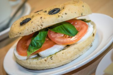 Kahvaltı domates ve fesleğen topuz