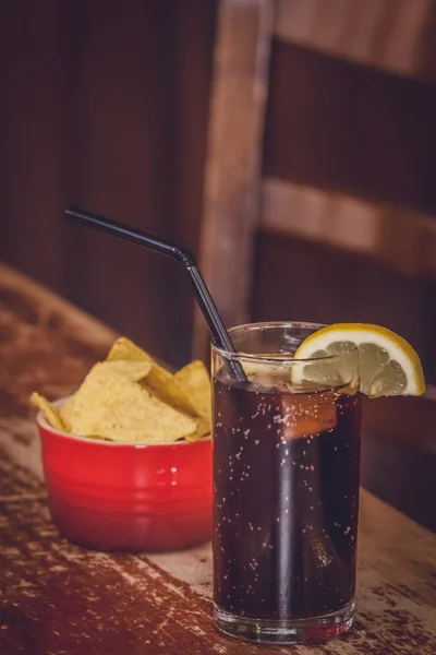 Cola och nachos — Stockfoto