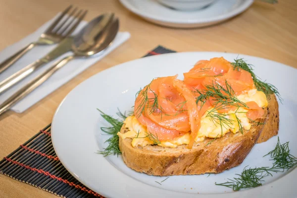 Rührei mit Räucherlachs — Stockfoto