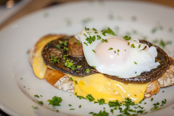 Грибной сэндвич с яйцом Бенедикт
