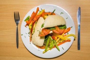 Mozzarella fesleğen ve domates Ciabatta sandviç